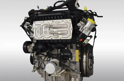 Silnik 1.5 EcoBoost, często chwalony w opiniach za dynamikę i oszczędność. Widoczny na zdjęciu z licznymi przewodami i elementami.