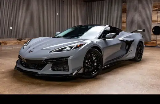 Szary Chevrolet Corvette C8, jeden z najnowszych chevrolet modele, prezentuje się dynamicznie na tle nowoczesnego wnętrza.