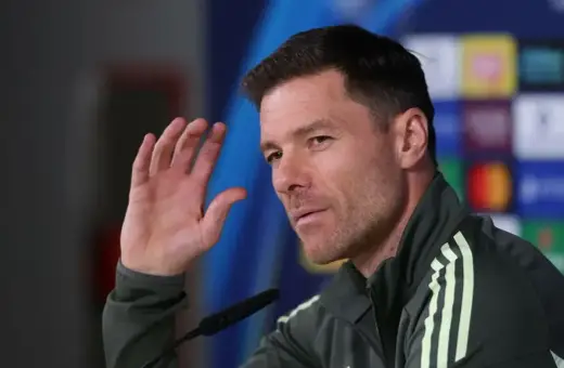 Xabi Alonso, potencjalny trener Chelsea, podczas konferencji prasowej.