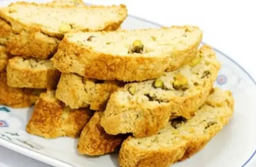 En hög med gyllene skorpor med pistagenötter, perfekta för ett enkelt skorpor recept.