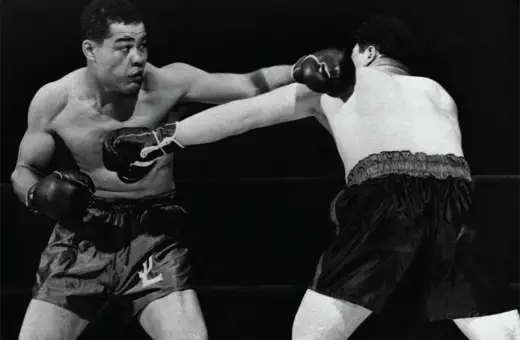 Joe Louis, jeden z najlepsi bokserzy w historii, w akcji na ringu.