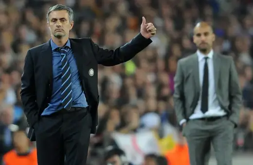 Jose Mourinho, mistrz taktyki **catenaccio**, daje kciuk w górę. W tle stoi Pep Guardiola.
