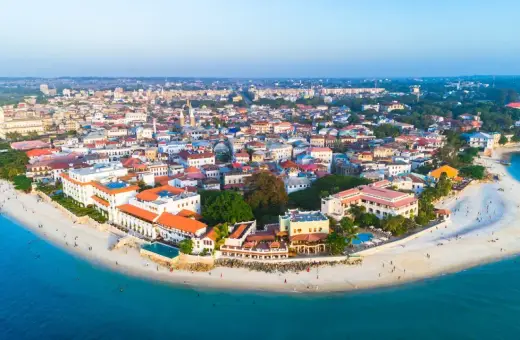 Zanzibar, idealne miejsce, gdzie na wakacje w sierpniu. Białe plaże, turkusowa woda i zabytkowe miasto zapraszają do odpoczynku.