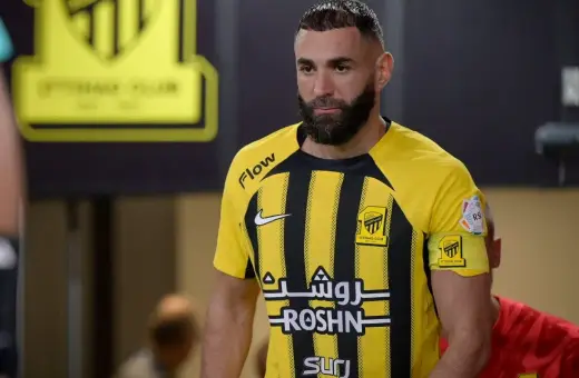 Karim Benzema w żółto-czarnej koszulce Al-Ittihad, gdzie gra.