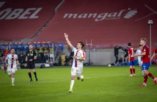 Piłkarz w białej koszulce z numerem 18 świętuje bramkę w meczu Górnik Zabrze – Raków Częstochowa.