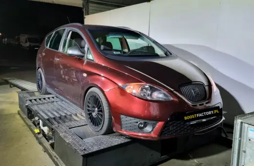 Czerwony Seat Altea 1.9 TDI na hamowni, gotowy do tuningu.