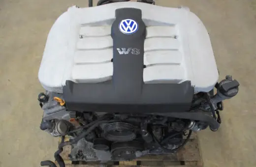 Silnik Volkswagen w8, potężna jednostka napędowa, gotowa do montażu.