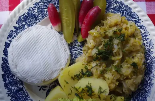 Pyszny camembert z frytkownicy, podany z ziemniakami, kiszonymi ogórkami i rzodkiewką.
