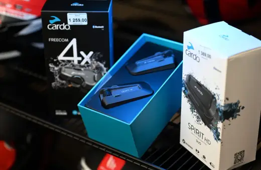 Pudełka z interkomami motocyklowymi Cardo Freecom 4x i Spirit HD.