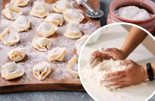 Gotowe pierogi na desce i dłonie mieszające mąkę. Kluczowe pytanie: jaka mąka na pierogi?
