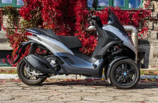 Srebrny Piaggio MP3 300 z trzema kołami, idealny do miasta. Sprawdź piaggio mp3 300 dane techniczne.