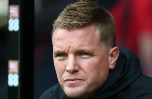 Eddie Howe, trener Newcastle, zamyślony na ławce rezerwowych.