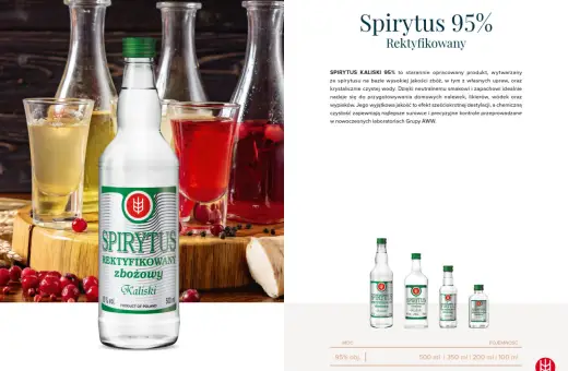 Butelka spirytusu zbożowego Kaliski 95% na tle innych butelek i kieliszków z nalewkami.