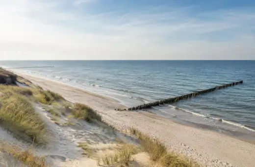 Piękne, piaszczyste plaże i spokojne morze. Idealne miejsce na wakacje nad Bałtykiem, gdzie można odpocząć od zgiełku.