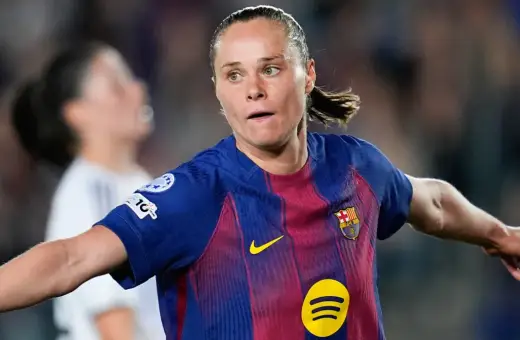 Piłkarka FC Barcelona w akcji, być może na drodze do zdobycia złotej piłki kobiet.