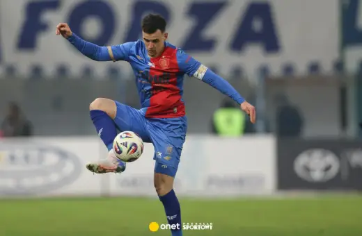 Piłkarz Piasta Gliwice w akcji, kontroluje piłkę nogą. Mecz Piast Gliwice – Wisła Płock.