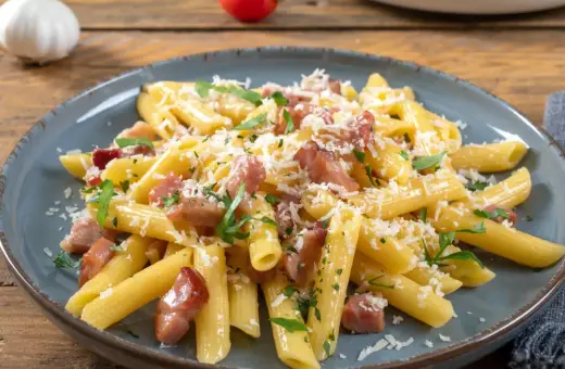 Penne z boczkiem i parmezanem, idealne do szybkiego obiadu. Prosty makaron z serem przepis.
