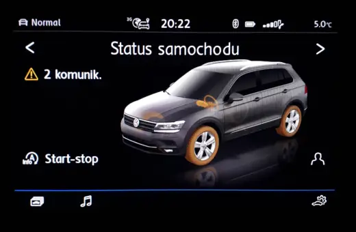 Na ekranie samochodu widoczny jest żółty wykrzyknik w trójkącie, informujący o 2 komunikatach.