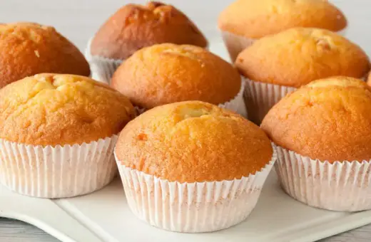 Złociste muffinki, idealne na każdy dzień. Ten uniwersalny przepis na muffinki sprawi, że będą puszyste i pyszne.