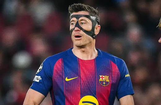 Robert Lewandowski w masce ochronnej, w barwach Barcelony, gotowy do gry dla kadry.