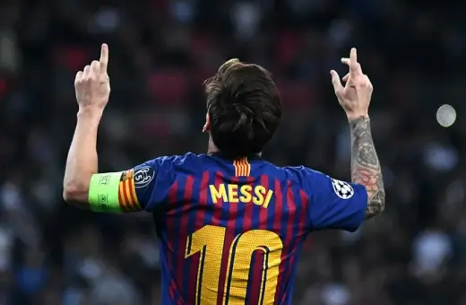 Leo Messi z podniesionymi rękami, w koszulce FC Barcelona z numerem 10. Symbol jego wielkiej historii w klubie.