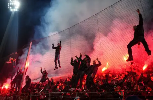 Fani na trybunach, odpalone race i dym tworzą atmosferę jak na włochy mistrzostwa świata.
