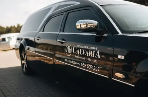 Czarny karawan firmy Calvaria. Gdy potrzebujesz pomocy, jak załatwić pogrzeb, zadzwoń pod całodobowy numer 668 603 597.