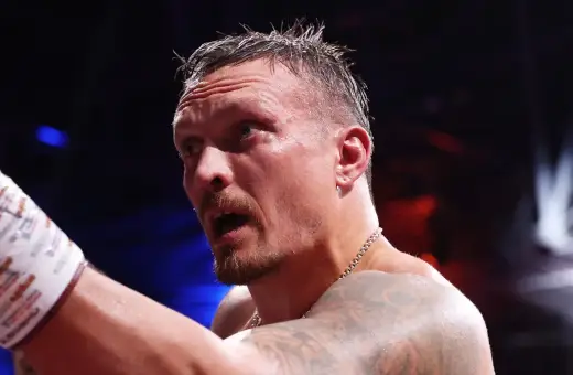Usyk, z mokrymi włosami i zaciętą miną, kontynuuje budowanie swojego imponującego rekordu w boksie.