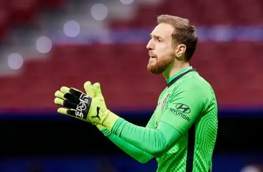 Jan Oblak, bramkarz Atletico Madryt, w zielonej koszulce, z rękami gotowymi do obrony.