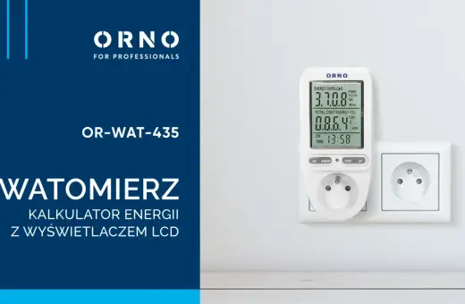 Biały watomierz ORNO OR-WAT-435 podłączony do gniazdka, pokazuje zużycie energii w kilowatogodzinach.