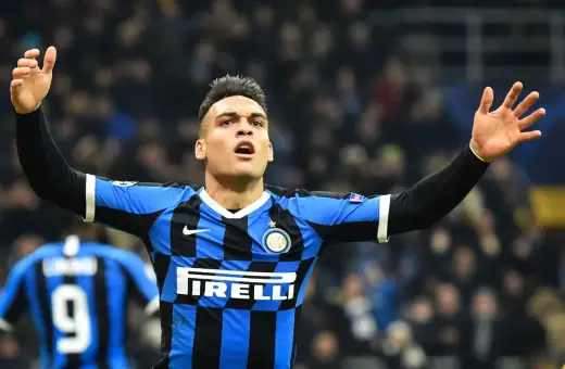 Lautaro Martínez z Interu Mediolan świętuje bramkę w meczu z Atalantą.