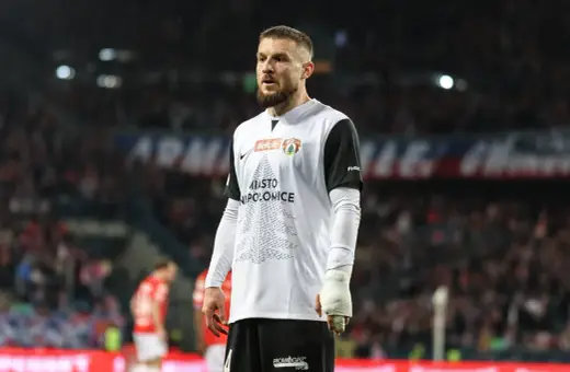 Piłkarz w koszulce z napisem "Miasto Niepołomice" na tle trybun. Przebieg: Wisła Kraków – Puszcza Niepołomice.