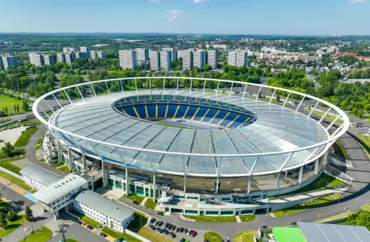 Stadion Śląski w Chorzowie, znany z imponującej pojemności, pomieści tysiące kibiców.