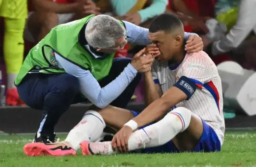 Piłkarz Francji, Kylian Mbappé, opatrywany po kontuzji podczas meczu Austria – Francja.