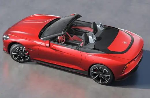 Czerwony mg roadster z czarnym dachem i sportowymi felgami, gotowy na przejażdżkę.