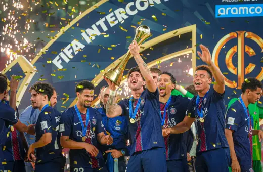 Piłkarze PSG świętują z pucharem, sypie się złoty konfetti. To ich aktualny skład, pełen radości po zwycięstwie.