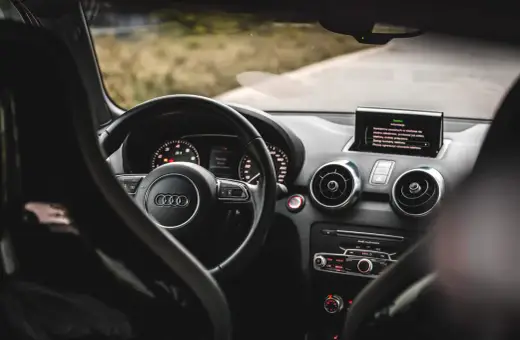 Wnętrze Audi RS1: kierownica, deska rozdzielcza z ekranem multimediów i nawiewami. Gotowy do jazdy.