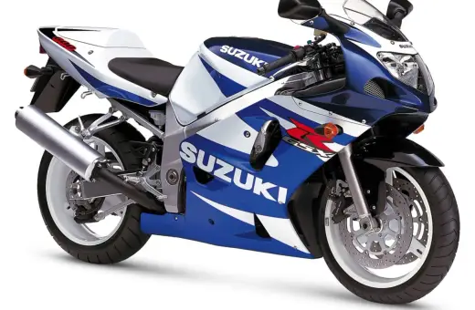 Suzuki GSX-R 600 SRAD w niebiesko-białych barwach, gotowy do jazdy po torze.