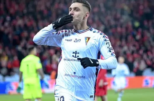 Piłkarz Pogonii Szczecin całuje rękę po golu w meczu z Widzewem Łódź.