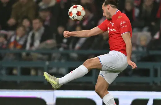 Piłkarz Wisły Kraków w akcji podczas meczu z Miedzią Legnica. Strzał na bramkę!