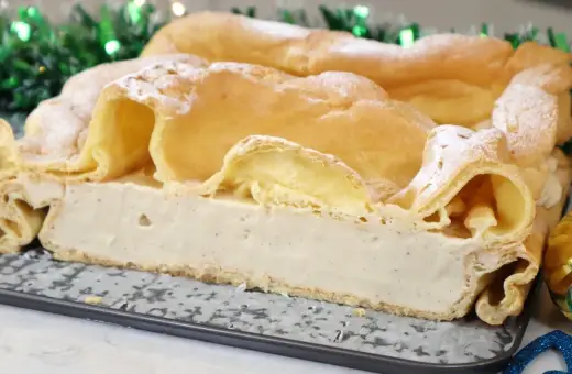 Kremowa karpatka z ciasta parzonego, posypana cukrem pudrem. Ten stary przepis na karpatkę zachwyca smakiem.