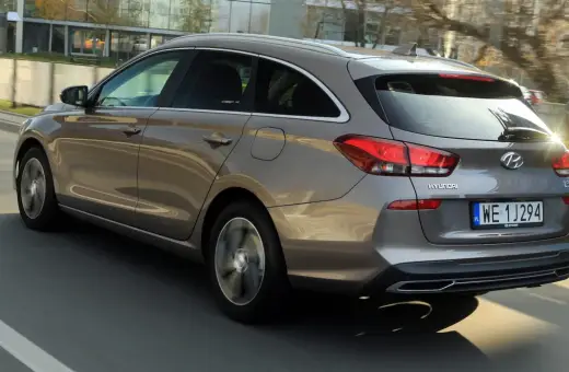 Brązowy Hyundai i30 1.6 CRDi kombi jedzie po drodze, widać jego tył i bok.