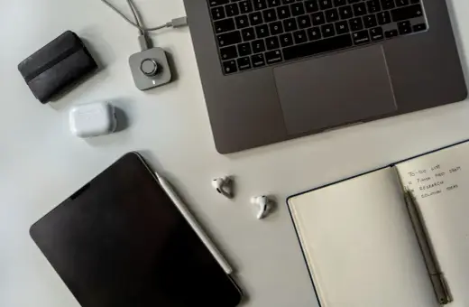 Staż pracy umowa zlecenie: laptop, tablet, słuchawki i notatnik z listą zadań.
