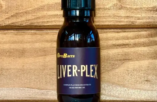 Butelka z ciemnym płynem, etykieta "OptiBaits LIVER-PLEX COMPLEX FLAVOUR CONCENTRATE".