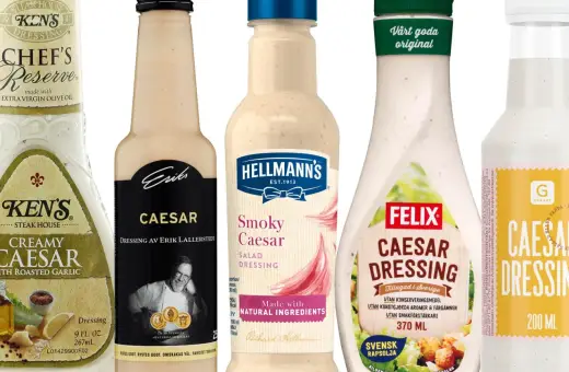 Flera flaskor caesardressing, inklusive Ken's, Hellmann's Smoky Caesar och Felix. Perfekt för ditt nästa caesardressing recept!