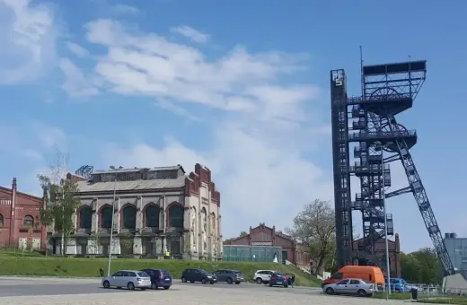 Dawne szyby kopalniane w Katowicach, przypominające o historii górnictwa, kontrastują z nowoczesnymi budynkami. Wrocław też ma swoje ciekawe miejsca.