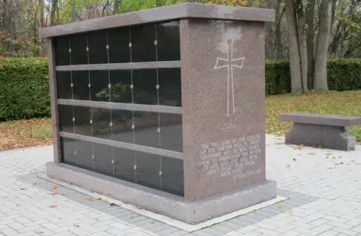Mauzoleum z miejscami na urny. Czy można samemu przewieźć prochy zmarłego? Warto sprawdzić przepisy.