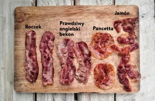 Boczek, prawdziwy angielski bekon, pancetta i jamón na desce. Różne rodzaje chrupiącego mięsa.