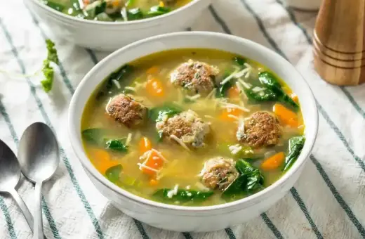 Aromaticzna zupa klopsowa babci z klopsikami, szpinakiem i marchewką. Pyszne danie, które rozgrzewa serce.
