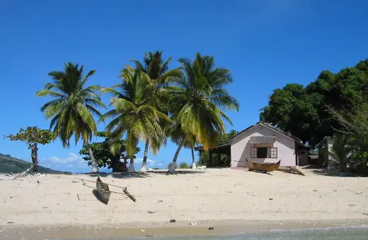 Piękna plaża z palmami i domkiem, idealne miejsce na wakacje. Zastanawiasz się, ile się leci na Madagaskar?